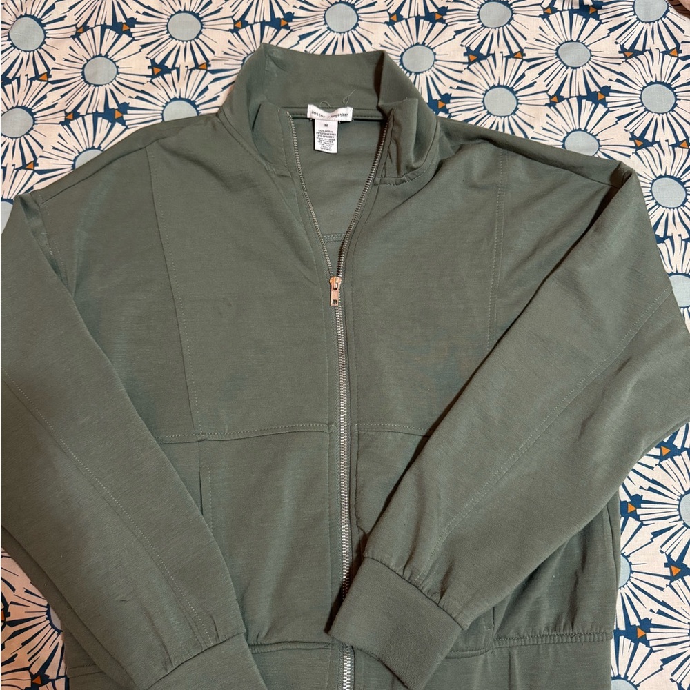 2-piece: Green Zip-Up Jacket and SweatPants Size: M